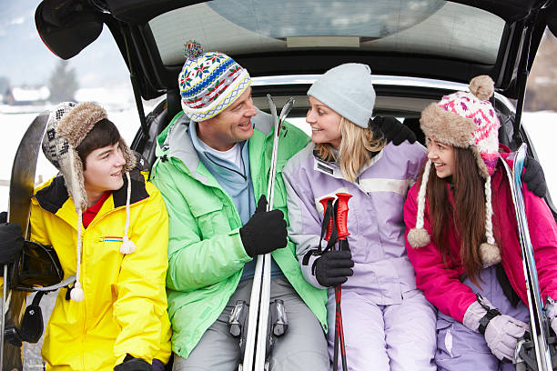 nastoletnie rodziny siedzi w samochód z nart buty - family skiing ski vacations zdjęcia i obrazy z banku zdjęć