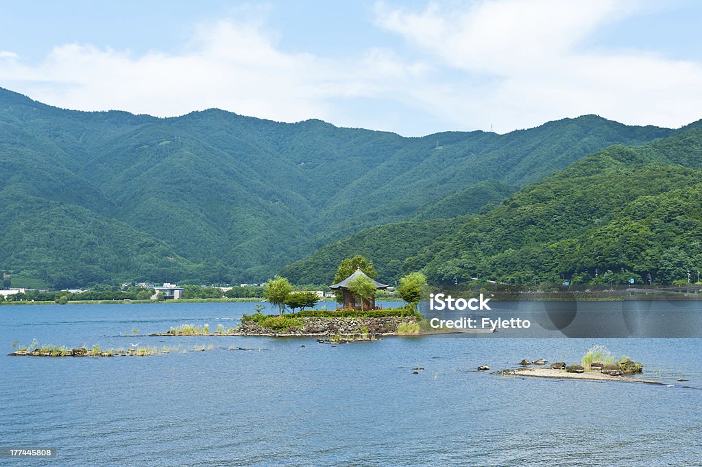 Gazebo en el lago - Foto de stock de Agua libre de derechos