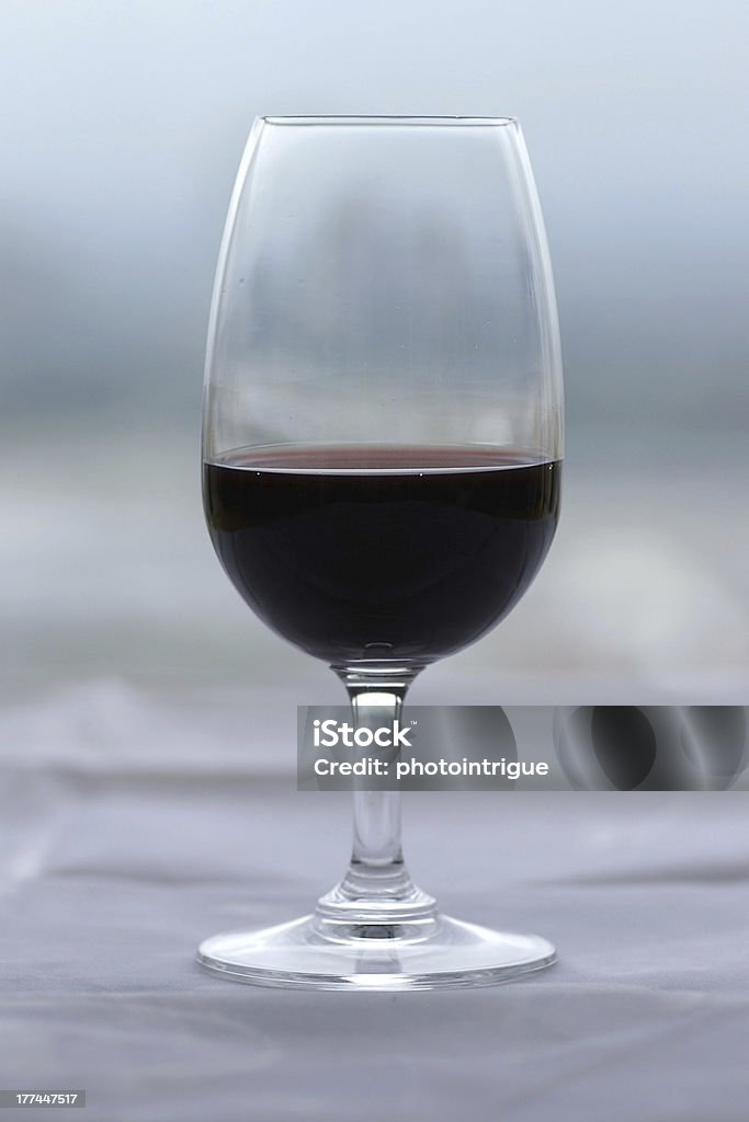 Taça de vinho do porto, contra um fundo cinza e tons suaves de verde - Foto de stock de Copo royalty-free