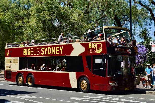 des touristes montent dans le big bus à sydney, en australie - bus public transportation sydney australia australia photos et images de collection