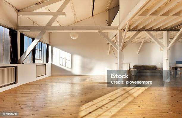 Interior De Loft En París Foto de stock y más banco de imágenes de Grande - Grande, Punto de fuga, Sin personas