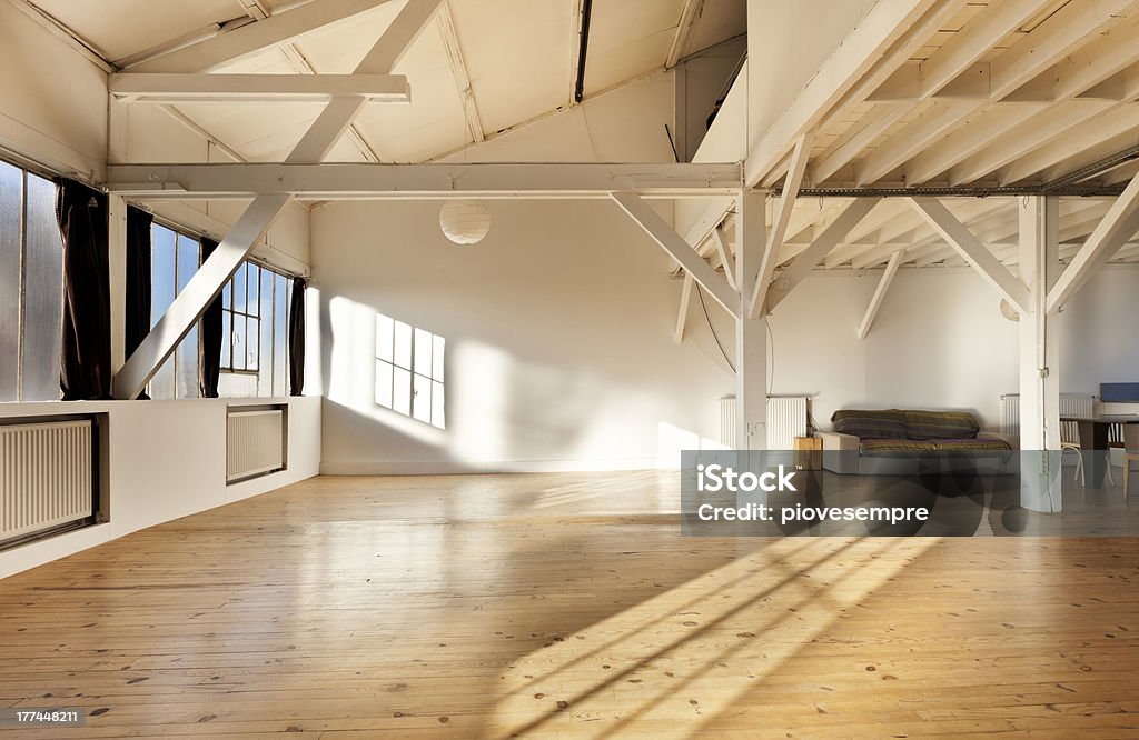 Interno, loft a Parigi - Foto stock royalty-free di Largo - Descrizione generale