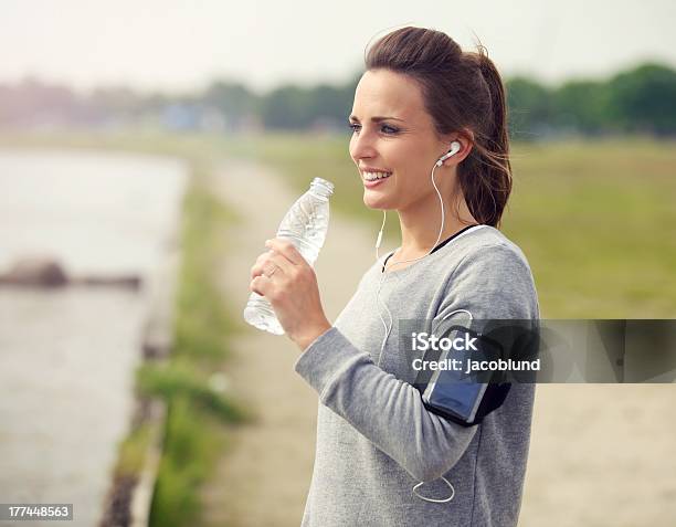 Kobieta Biegacz Trzymając Butelkę Wody - zdjęcia stockowe i więcej obrazów 20-24 lata - 20-24 lata, Biegaczka, Brązowe włosy