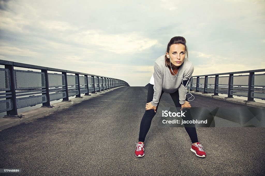 집중적이다 Female Runner 휴식 - 로열티 프리 20-24세 스톡 사진