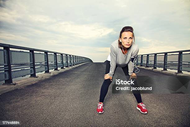 집중적이다 Female Runner 휴식 20-24세에 대한 스톡 사진 및 기타 이미지 - 20-24세, 갈색 머리, 개인 경기