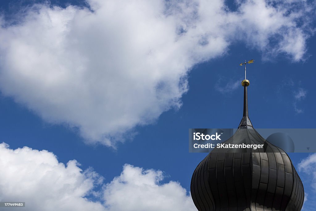 Torre con guglia davanti un cielo blu e bianco - Foto stock royalty-free di Baviera