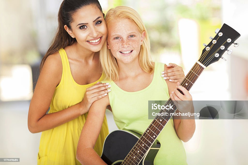 Menina pré-adolescente com sua música Professor - Foto de stock de Acorde royalty-free