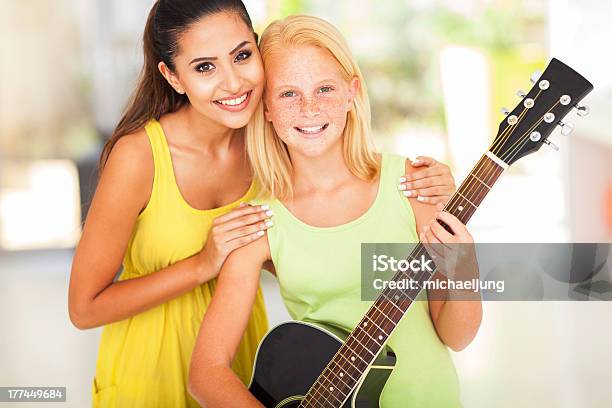 Foto de Menina Préadolescente Com Sua Música Professor e mais fotos de stock de Acorde - Acorde, Adolescente, Adolescentes Meninas