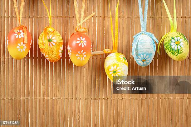 Habitación Bien Iluminada Y Color De Los Huevos De Pascua Con Bows Foto de stock y más banco de imágenes de Cinta