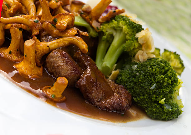 fotografii de stoc, fotografii și imagini scutite de redevențe cu tenderloin de roe deer înapoi cu chanterelle - spate de animal