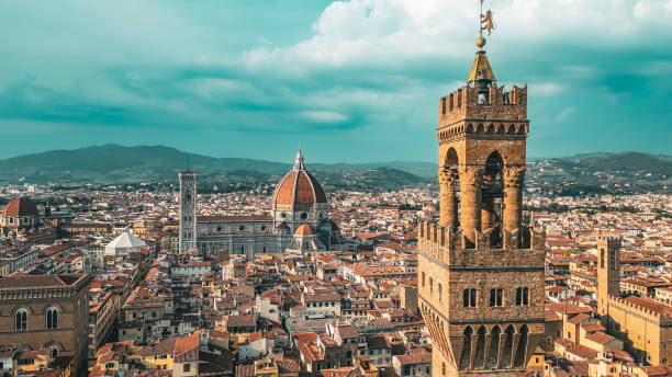 palazzo vecchio uhrturm in florenz, luftaufnahme des palazzo vecchio in florenz, historisch und kulturell reiche italienische stadt florenz, florenz - luftaufnahme der stadt florenz, beliebtes touristenziel der welt - palazzo vecchio piazza della signoria florence italy italy stock-fotos und bilder