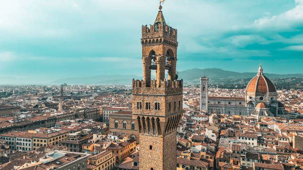 palazzo vecchio uhrturm in florenz, luftaufnahme des palazzo vecchio in florenz, historisch und kulturell reiche italienische stadt florenz, florenz - luftaufnahme der stadt florenz, beliebtes touristenziel der welt - palazzo vecchio piazza della signoria florence italy italy stock-fotos und bilder