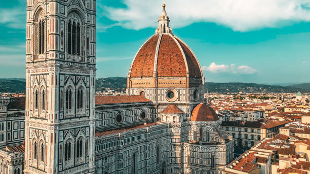 vista aerea di piazza del duomo a firenze, vista aerea del centro storico di firenze e piazza del duomo a firenze, città italiana storicamente e culturalmente ricca firenze, firenze - vista aerea della città di firenze, destinazione turistica popolare ne - renaissance florence italy piazza duomo italy foto e immagini stock