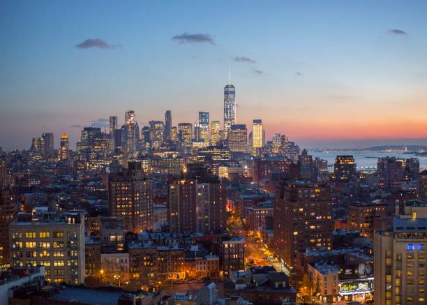 skyline de new york - manhattan skyline downtown district night - fotografias e filmes do acervo