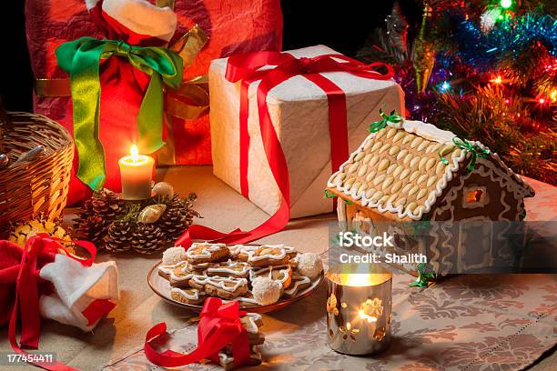 보기가 표시되므로 크리스마스 표 0명에 대한 스톡 사진 및 기타 이미지 - 0명, 갈색, 견과