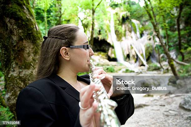 Photo libre de droit de Musicien Jouant De Flûte Dans Les Bois banque d'images et plus d'images libres de droit de Activité de loisirs - Activité de loisirs, Adulte, Arbre