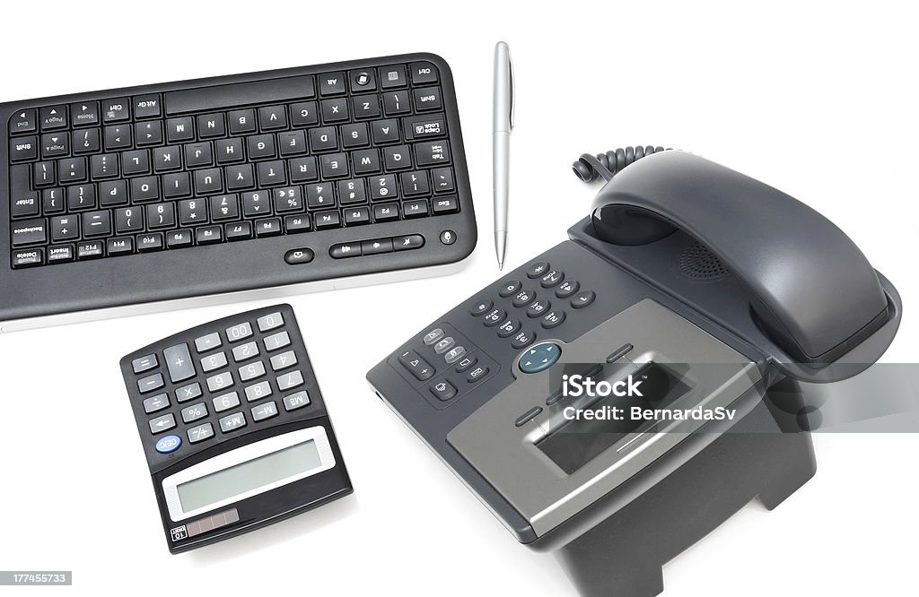 Biura biurko z kalkulatora, telefon, klawiatura - Zbiór zdjęć royalty-free (Biurko)