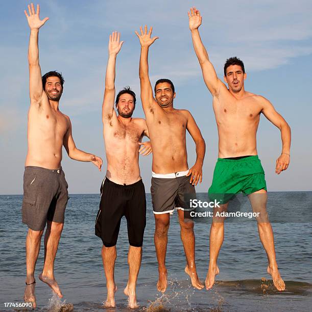 Foto de Salto Com Os Braços Para Cima e mais fotos de stock de Adulto - Adulto, Alegria, Amizade