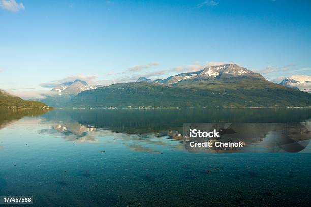 Montagne E Fiordo Norvegese - Fotografie stock e altre immagini di Acqua - Acqua, Altopiano, Ambientazione esterna