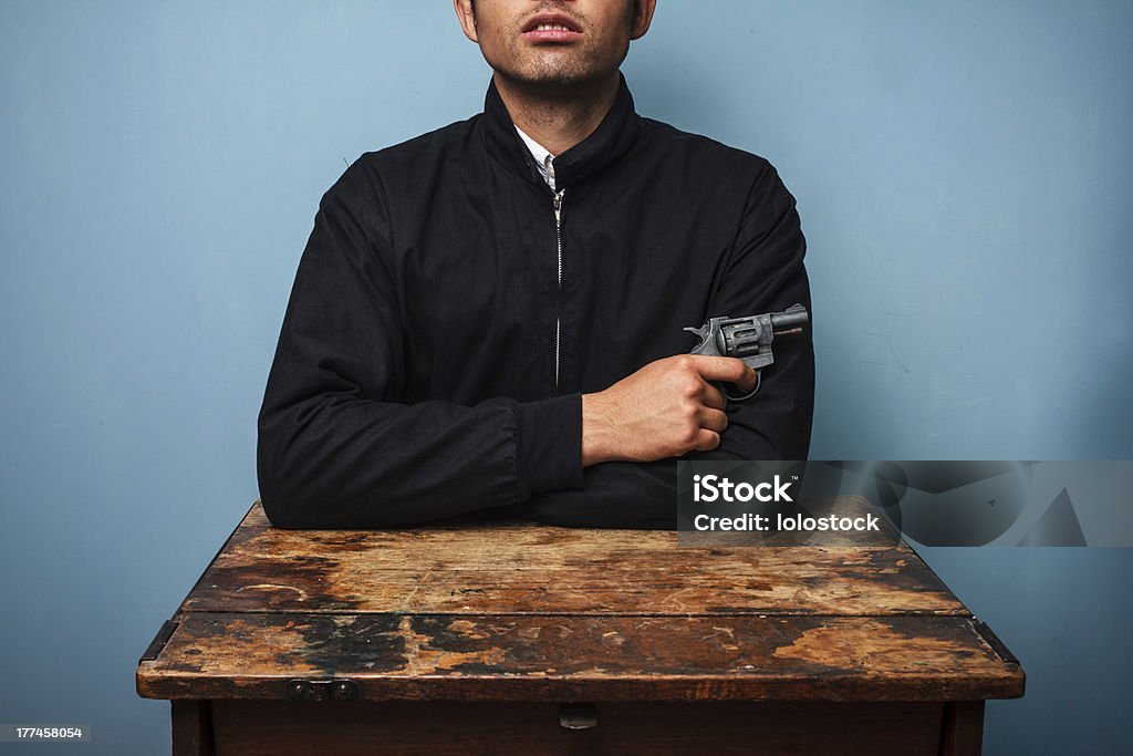 Thug en la mesa con pistola - Foto de stock de Acoso escolar libre de derechos