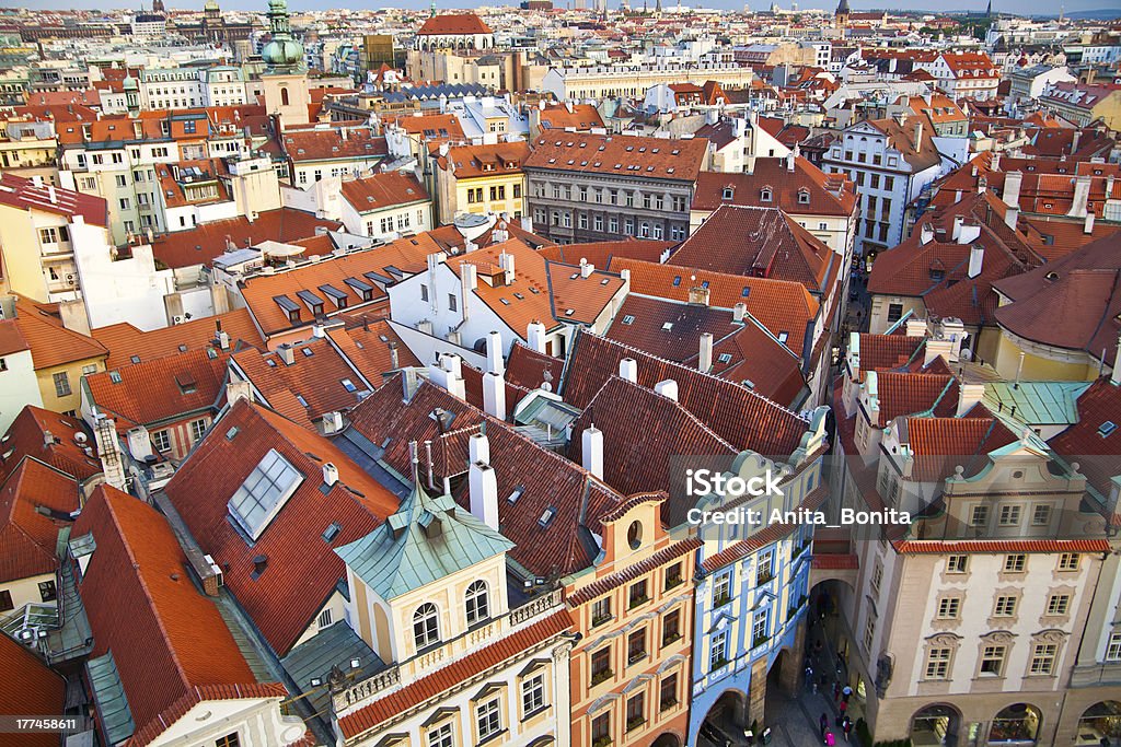 Cubiertas de Praga rojo - Foto de stock de Aire libre libre de derechos