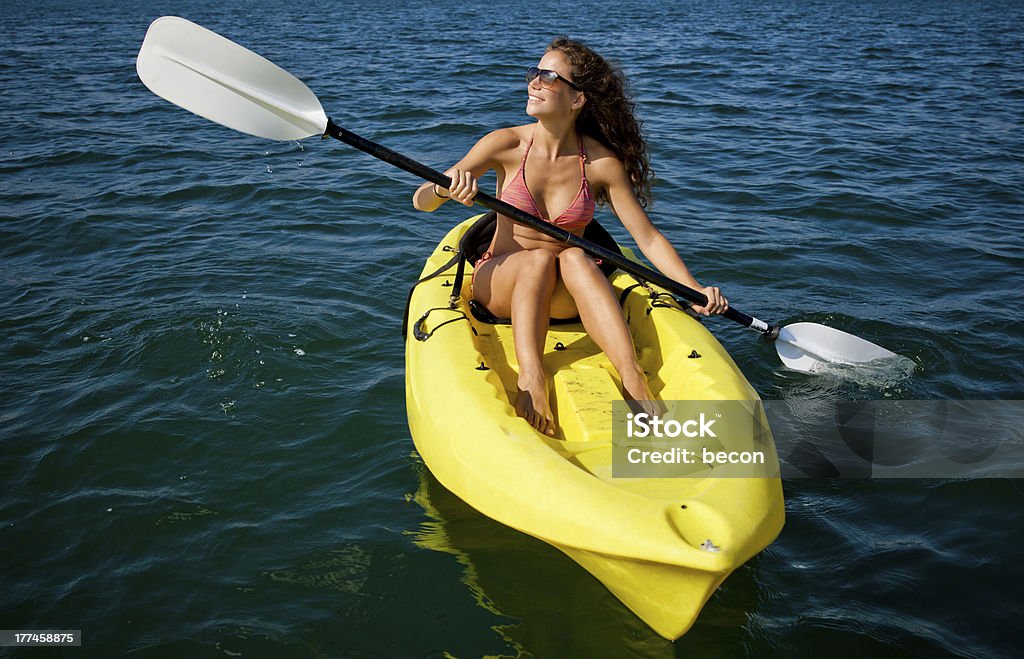 Kayak femminile - Foto stock royalty-free di Acqua