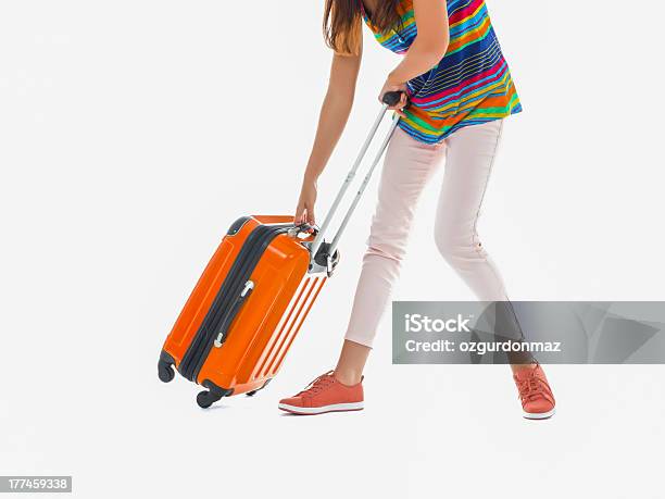 Mujer Llevando Una Bolsa De Equipaje Aislado Foto de stock y más banco de imágenes de Actividades recreativas - Actividades recreativas, Adulto, Adulto joven