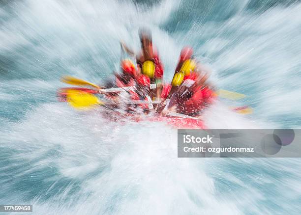 Rafting En Aguas Bravas Foto de stock y más banco de imágenes de Accesorio de cabeza - Accesorio de cabeza, Actividad, Actividades y técnicas de relajación