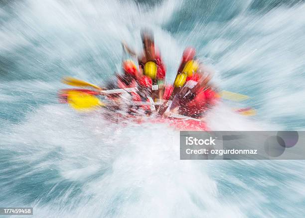 Rafting Sulle Rapide - Fotografie stock e altre immagini di Acqua - Acqua, Adulto, Ambientazione esterna