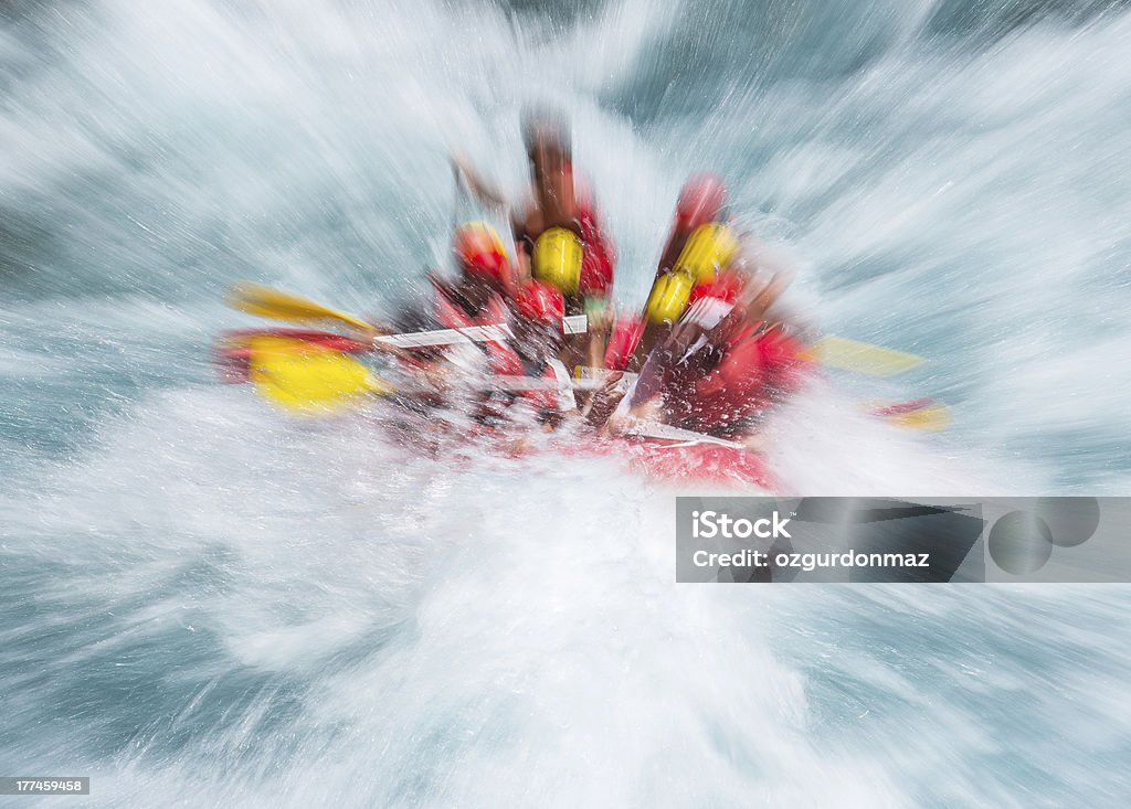 rafting rzekami górskimi - Zbiór zdjęć royalty-free (Beztroski)