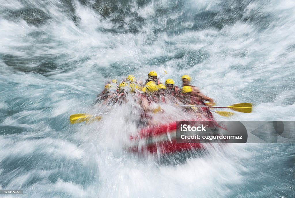 rafting rzekami górskimi - Zbiór zdjęć royalty-free (Beztroski)