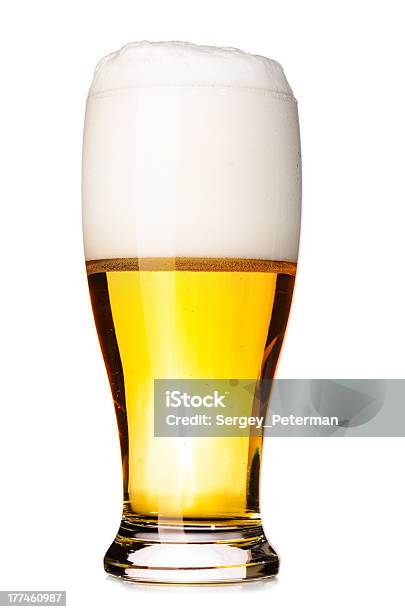 Cerveza Lager Beer Frescos Foto de stock y más banco de imágenes de Alcoholismo - Alcoholismo, Amarillo - Color, Bar
