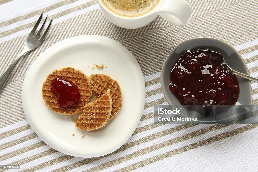 Mini stroopwafels (syrupwaffles) com Xícara de café e jam - Royalty-free Wafer - Comida Doce Foto de stock