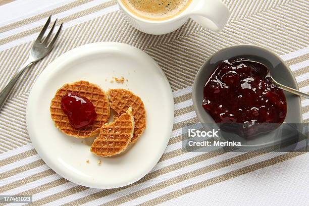 Foto de Mini Stroopwafels Com Xícara De Café E Geleia e mais fotos de stock de Wafer - Biscoito