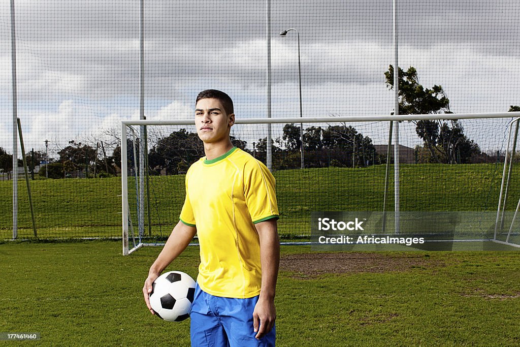 Jugador de fútbol brasileño retención. - Foto de stock de Fútbol libre de derechos