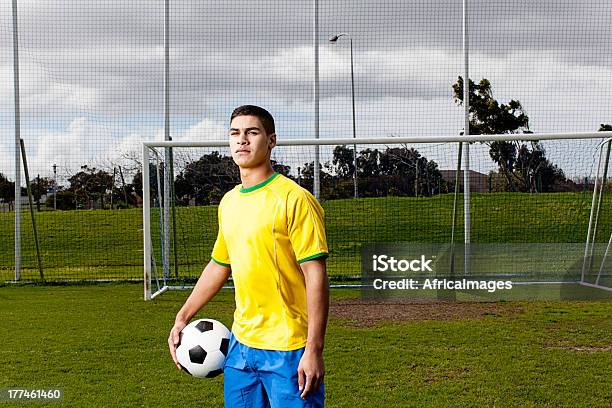 Jugador De Fútbol Brasileño Retención Foto de stock y más banco de imágenes de Fútbol - Fútbol, Pelota de fútbol, 20 a 29 años