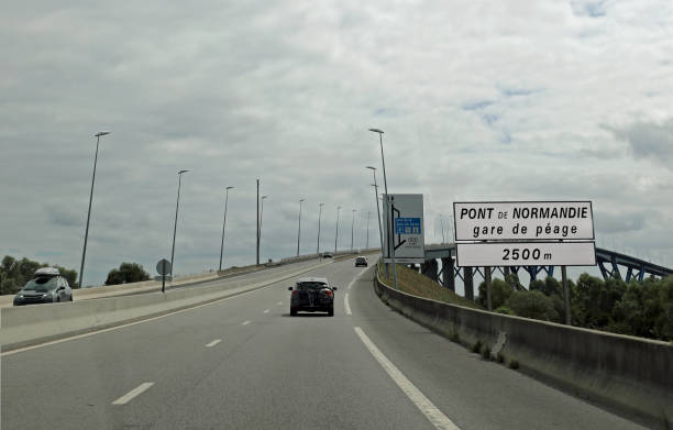 ponte da normandia e sinal de estrada - pike street - fotografias e filmes do acervo