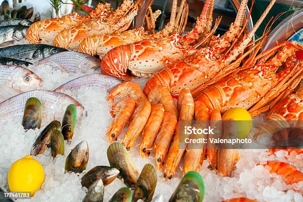 Frutti Di Mare Freschi Al Mercato - Fotografie stock e altre immagini di Abbondanza - Abbondanza, Alimentazione sana, Alimento di base