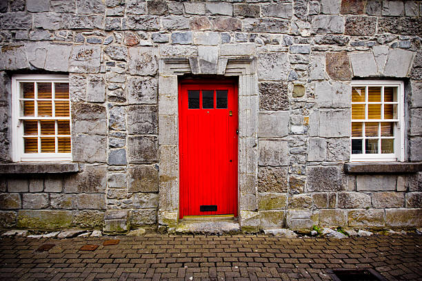 red door - kilkenny city - fotografias e filmes do acervo