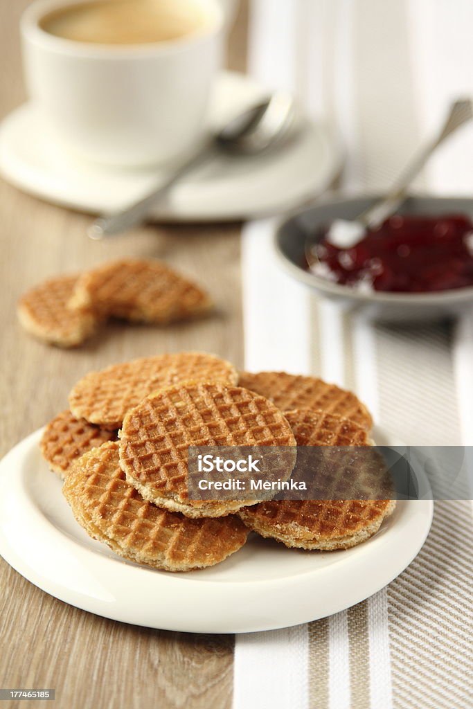 Mini stroopwafels (syrupwaffles) avec une tasse de café et de la confiture - Photo de Gaufre libre de droits