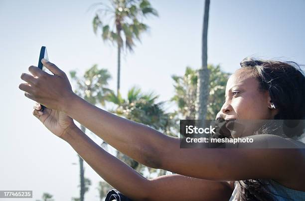 Coppia Felice Guardando Tablet Digitale - Fotografie stock e altre immagini di Adulto - Adulto, Afro-americano, Allegro