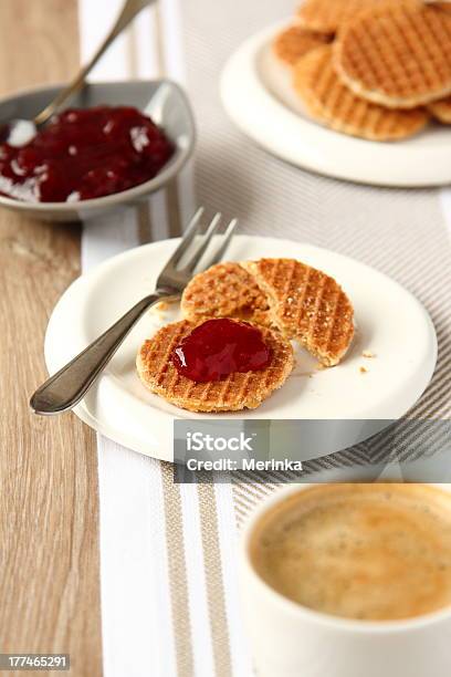 Mini Stroopwafels Con Tazza Di Caffè E Marmellata - Fotografie stock e altre immagini di Bianco