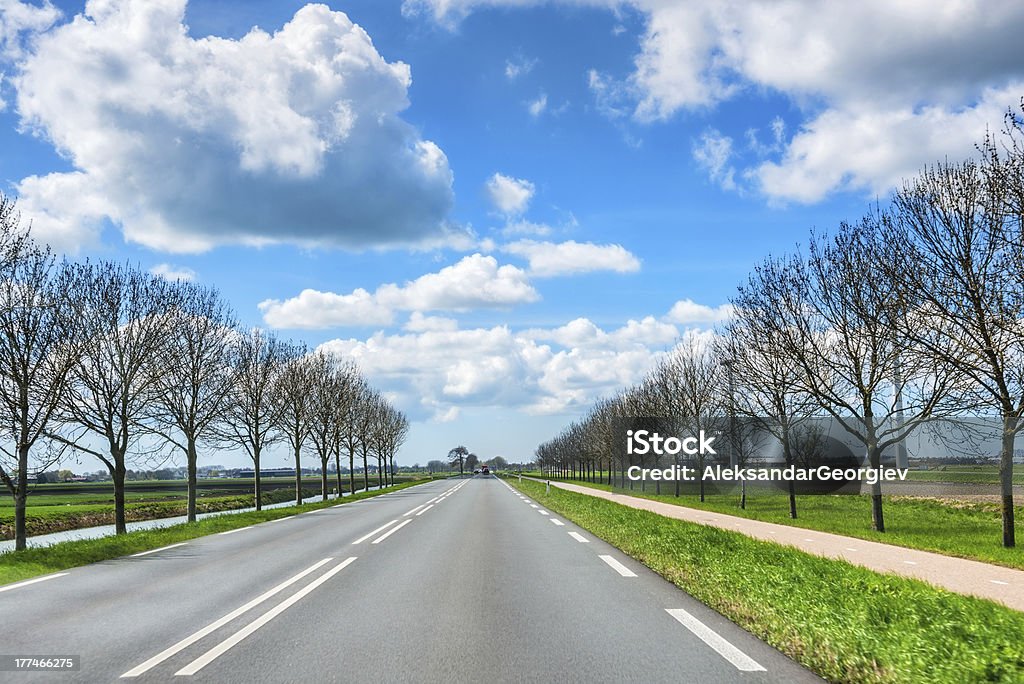 País estrada, cercada por árvores - Foto de stock de Países Baixos royalty-free