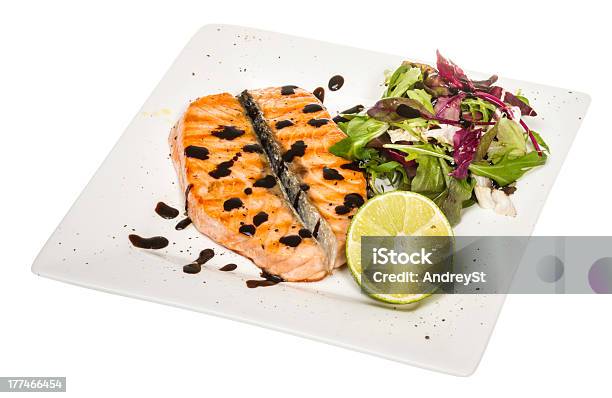 美味しい魚部分ノルウェーサーモンのフィレ肉のロースト添え - オーガニックのストックフォトや画像を多数ご用意 - オーガニック, サラダ, ステーキ