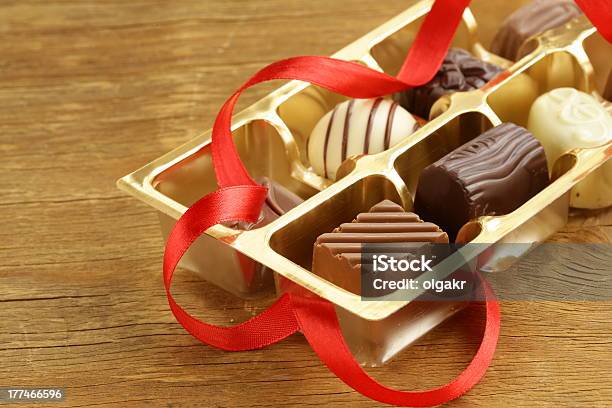 Scatola Regalo Di Caramelle Al Cioccolato Su Sfondo In Legno - Fotografie stock e altre immagini di Amore