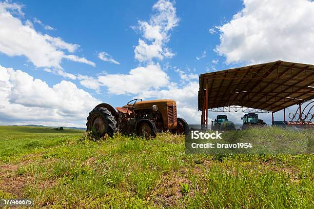 Foto de Rústico Do Velho Trator Na Toscana e mais fotos de stock de Fazenda - Fazenda, Garagem, Agricultura