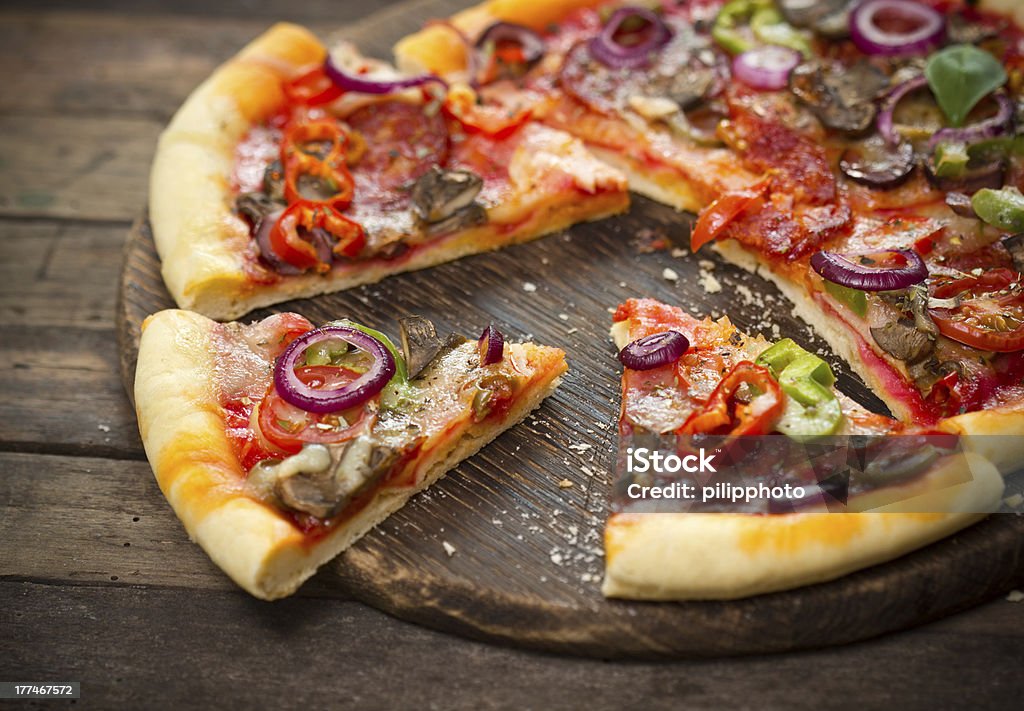 Pizza con prosciutto, funghi e formaggio - Foto stock royalty-free di Basilico