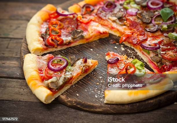 Pizza Con Prosciutto Funghi E Formaggio - Fotografie stock e altre immagini di Basilico - Basilico, Cena, Cibo