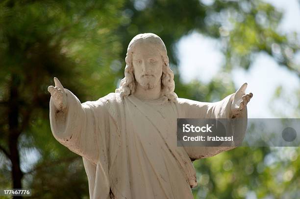 Cristo Foto de stock y más banco de imágenes de Brazos estirados - Brazos estirados, Cristianismo, Estatua