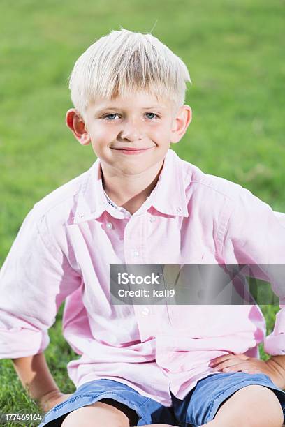 Junge Sitzt Auf Gras Stockfoto und mehr Bilder von 6-7 Jahre - 6-7 Jahre, Auf dem Boden sitzen, Blick in die Kamera
